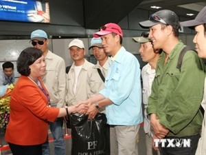 100 Vietnamese workers arrive home from Libya - ảnh 1